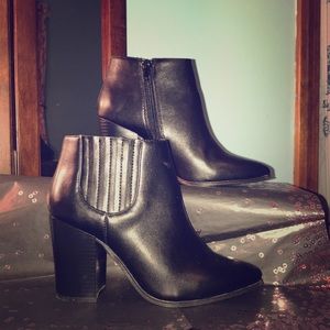⚡️FLASH SALE⚡️ Stylish Black Booties!
